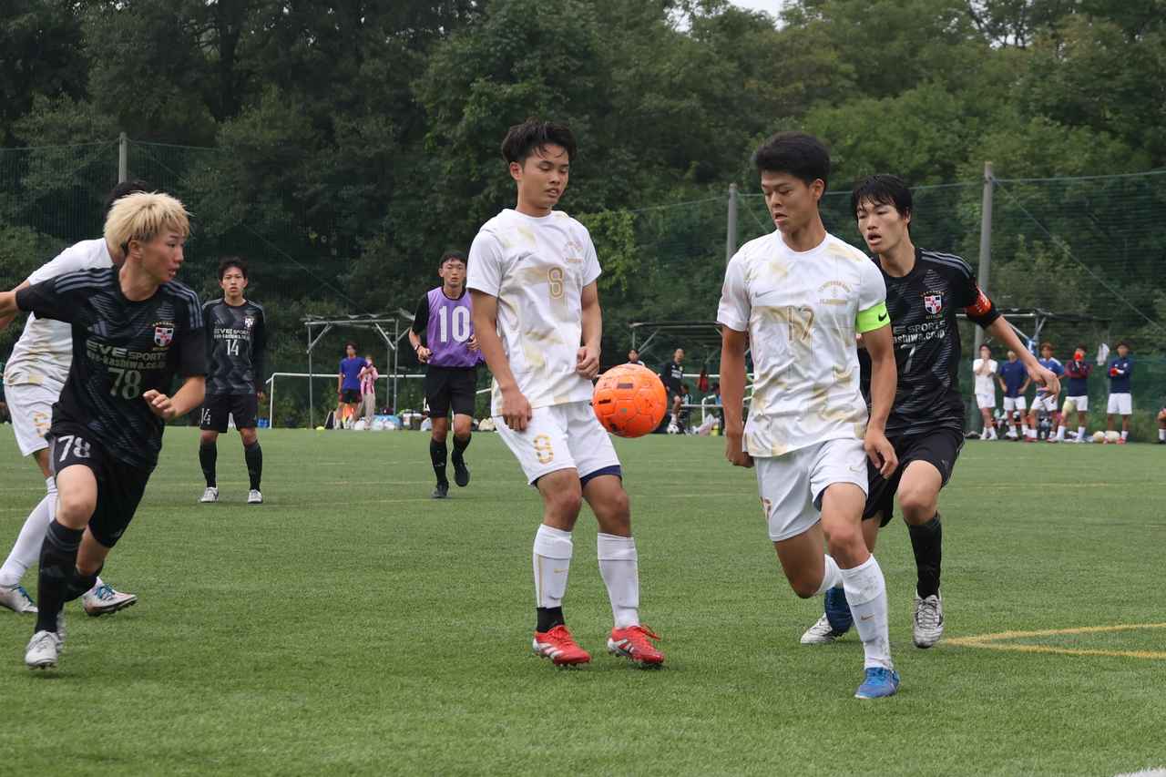 画像 : 5番目の画像 - 【写真】明治学院大学白金FC（白）と同志社大学三ツ葉キッカーズA（黒）、慶應義塾大学理工学部体育会サッカー部B（白）とFCもこもこ高幡不動店（黒）などが対戦した準々決勝（写真◎石倉利英） - サッカーマガジンWEB