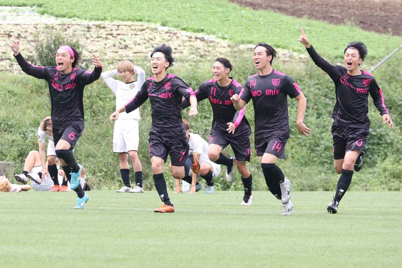 画像 : 24番目の画像 - 【写真】明治学院大学白金FC（白）と同志社大学三ツ葉キッカーズA（黒）、慶應義塾大学理工学部体育会サッカー部B（白）とFCもこもこ高幡不動店（黒）などが対戦した準々決勝（写真◎石倉利英） - サッカーマガジンWEB