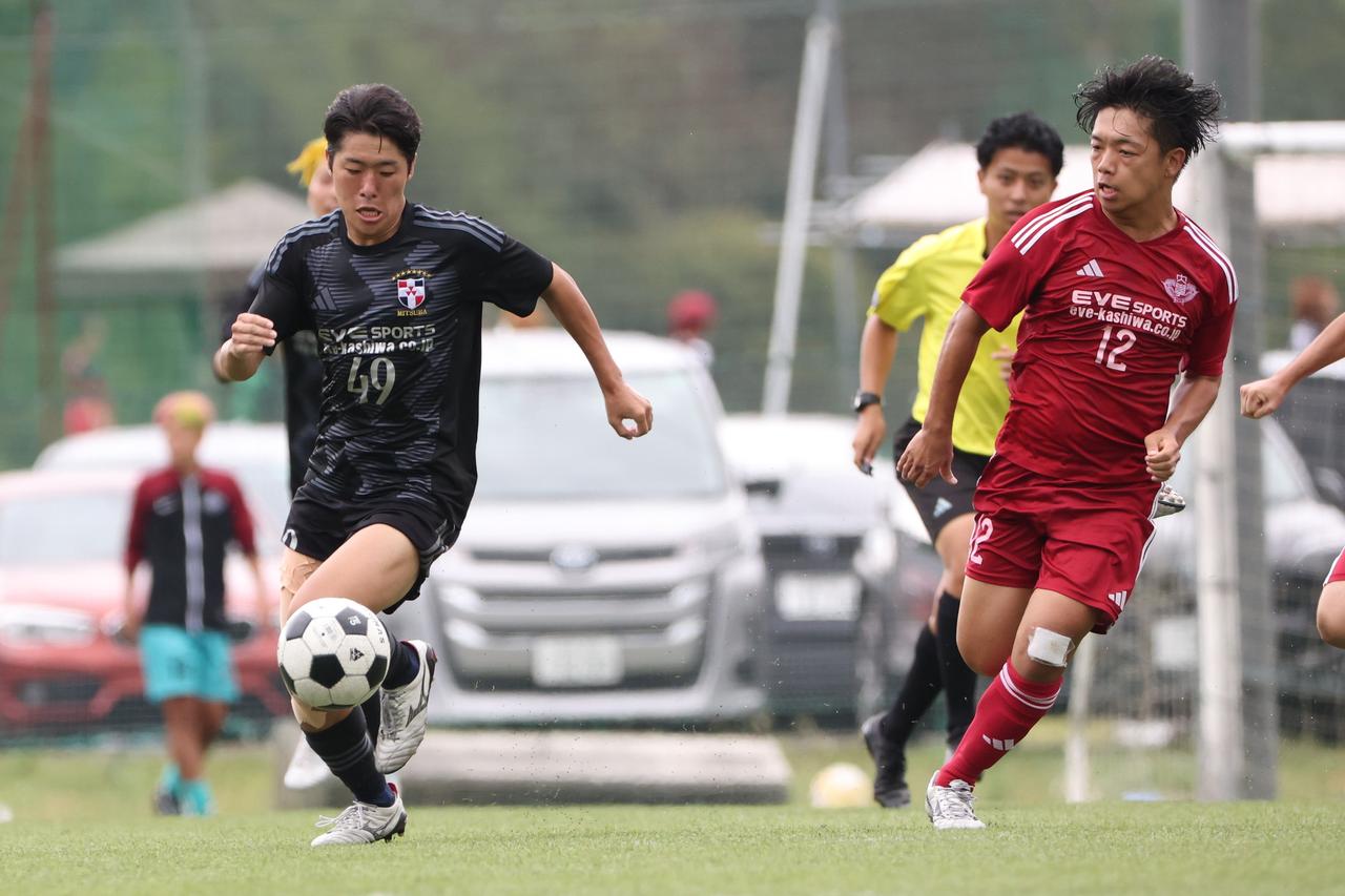 画像 : 7番目の画像 - 【写真】同志社大学三つ葉キッカーズA（黒）と奥ヤマンチェスター夢テッ斗（赤）、早稲田大学HUMAN FC A（水色）とFCもこもこ高幡不動店（黒）が対戦した準決勝（写真◎高野徹） - サッカーマガジンWEB