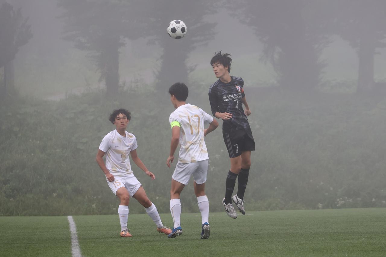 画像 : 3番目の画像 - 【写真】明治学院大学白金FC(白)と同志社大学三ツ葉キッカーズA(黒)、慶應義塾大学理工学部体育会サッカー部B(白)とFCもこもこ高幡不動店(黒)などが対戦した準々決勝(写真◎石倉利英) - サッカーマガジンWEB