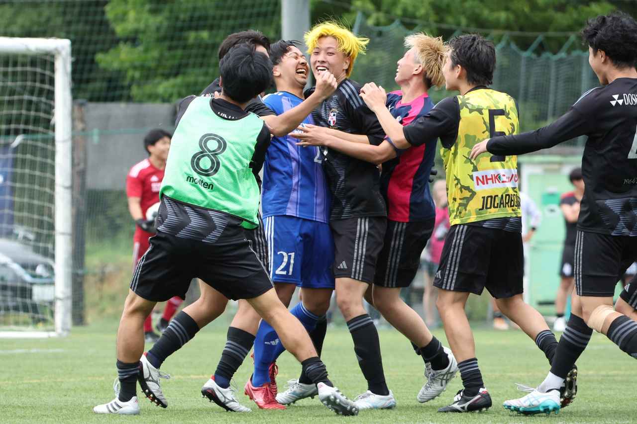 画像 : 12番目の画像 - 【写真】同志社大学三つ葉キッカーズA(黒)と奥ヤマンチェスター夢テッ斗(赤)、早稲田大学HUMAN FC A(水色)とFCもこもこ高幡不動店(黒)が対戦した準決勝(写真◎高野徹) - サッカーマガジンWEB