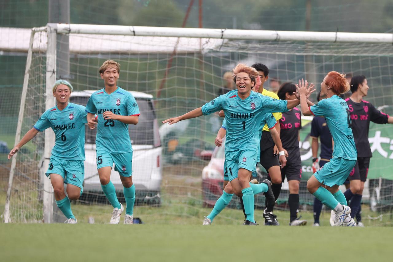 画像 : 22番目の画像 - 【写真】同志社大学三つ葉キッカーズA（黒）と奥ヤマンチェスター夢テッ斗（赤）、早稲田大学HUMAN FC A（水色）とFCもこもこ高幡不動店（黒）が対戦した準決勝（写真◎高野徹） - サッカーマガジンWEB