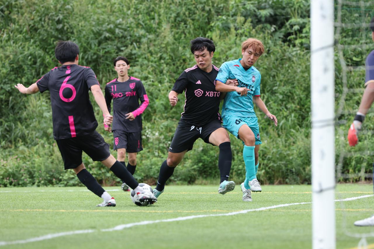 画像 : 16番目の画像 - 【写真】同志社大学三つ葉キッカーズA(黒)と奥ヤマンチェスター夢テッ斗(赤)、早稲田大学HUMAN FC A(水色)とFCもこもこ高幡不動店(黒)が対戦した準決勝(写真◎高野徹) - サッカーマガジンWEB