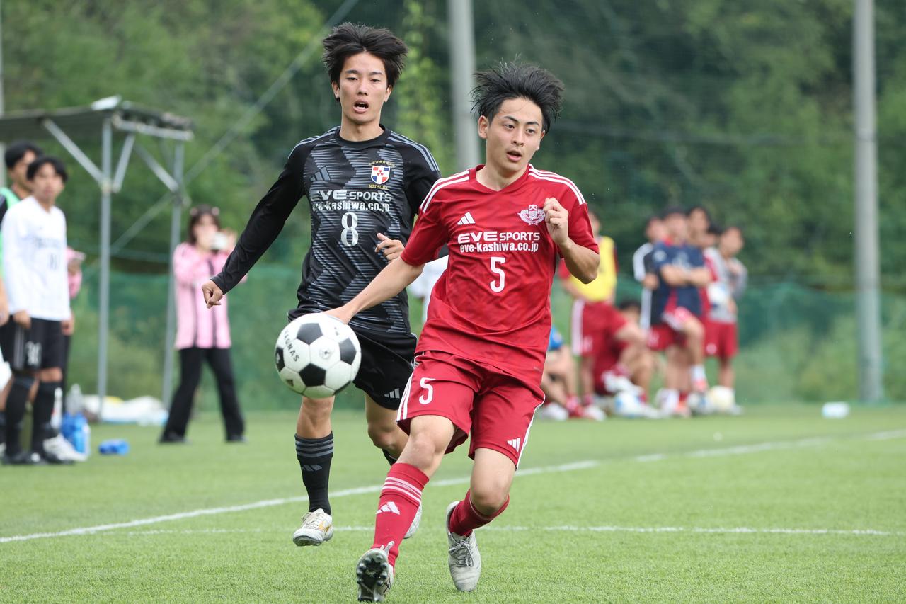 画像 : 9番目の画像 - 【写真】同志社大学三つ葉キッカーズA(黒)と奥ヤマンチェスター夢テッ斗(赤)、早稲田大学HUMAN FC A(水色)とFCもこもこ高幡不動店(黒)が対戦した準決勝(写真◎高野徹) - サッカーマガジンWEB