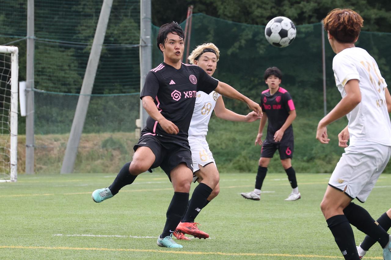 画像 : 23番目の画像 - 【写真】明治学院大学白金FC（白）と同志社大学三ツ葉キッカーズA（黒）、慶應義塾大学理工学部体育会サッカー部B（白）とFCもこもこ高幡不動店（黒）などが対戦した準々決勝（写真◎石倉利英） - サッカーマガジンWEB