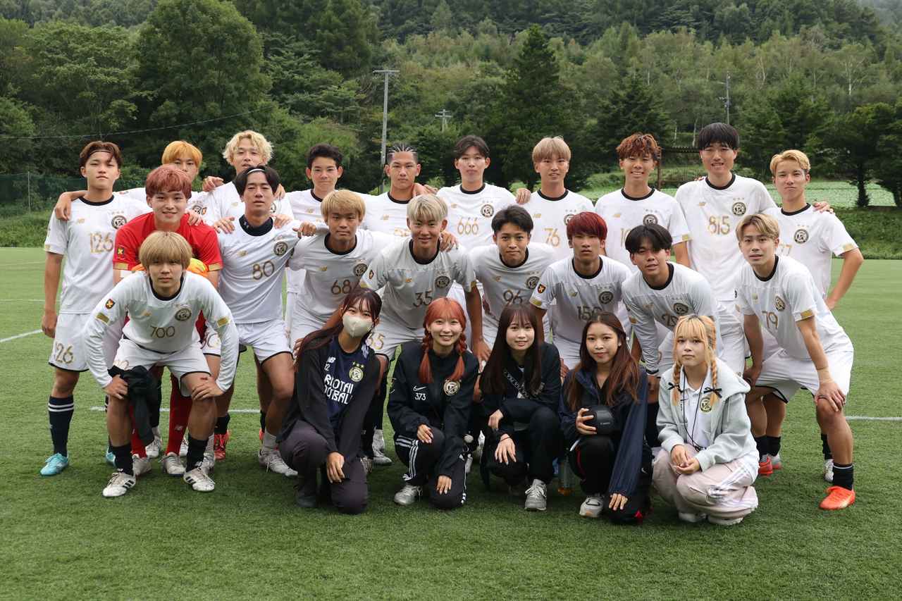 画像 : 13番目の画像 - 【写真】明治学院大学白金FC(白)と同志社大学三ツ葉キッカーズA(黒)、慶應義塾大学理工学部体育会サッカー部B(白)とFCもこもこ高幡不動店(黒)などが対戦した準々決勝(写真◎石倉利英) - サッカーマガジンWEB