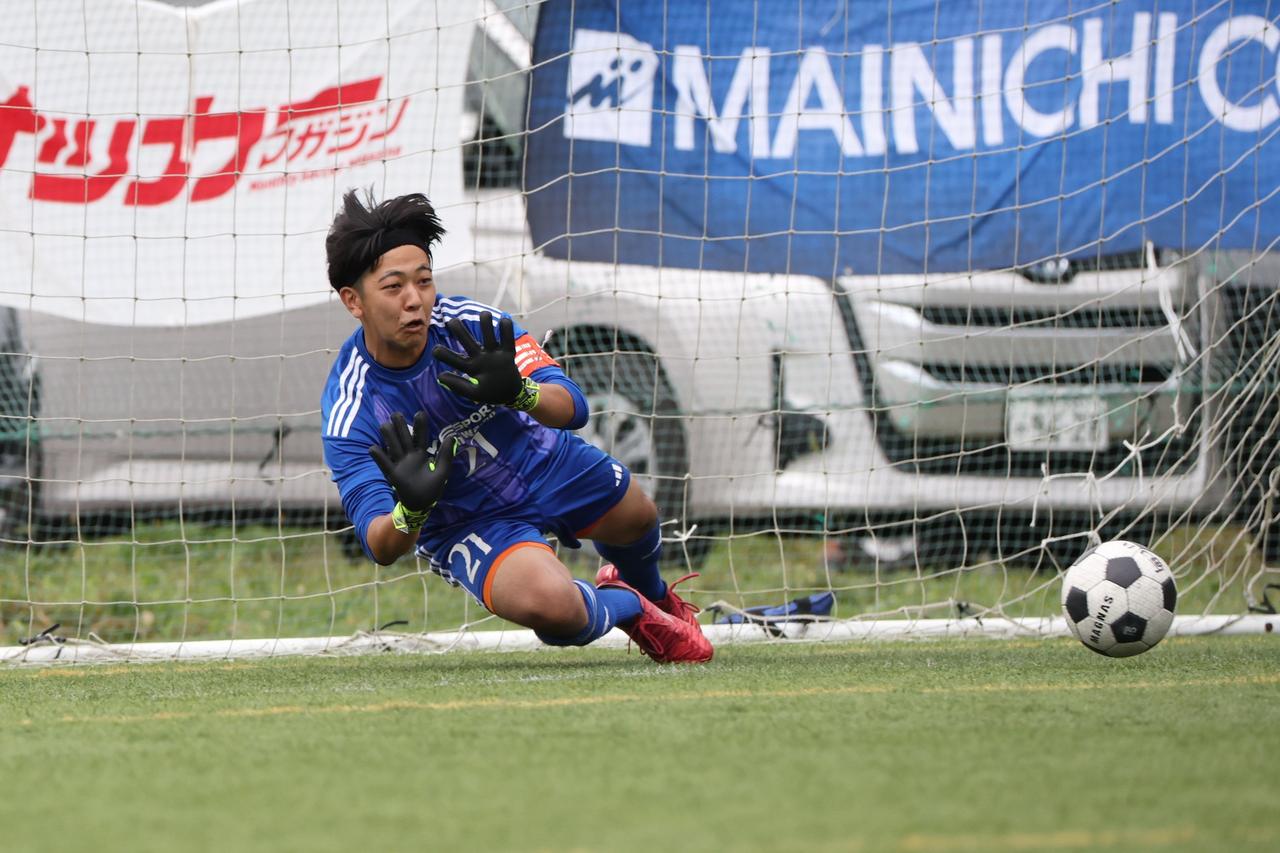 画像 : 1番目の画像 - 【写真】PK戦の先攻6人目でキックを止めた木塚は、そのままボールを持って後攻のキッカーに。左下に蹴り込み、チームメイトと抱き合って喜んだ（写真◎高野徹、石倉利英） - サッカーマガジンWEB