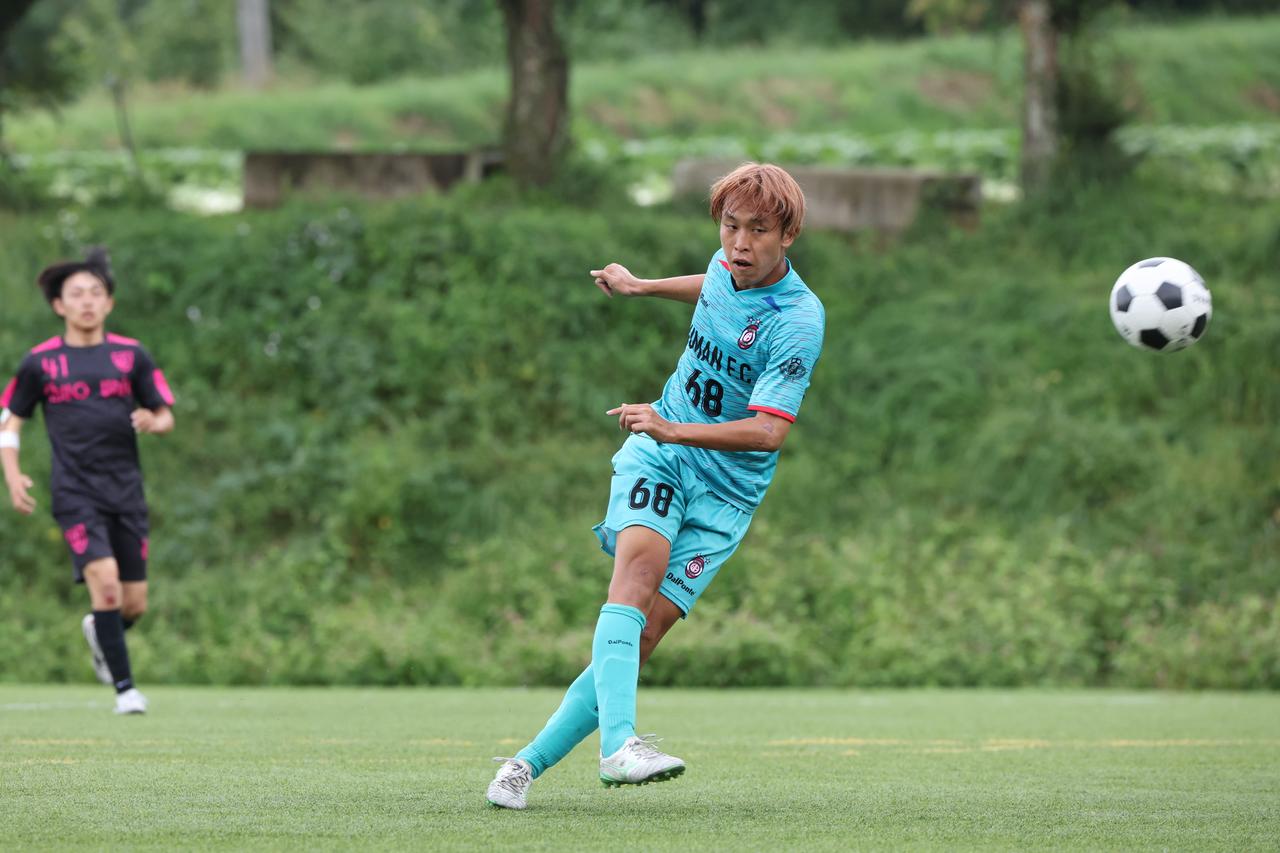 画像 : 18番目の画像 - 【写真】同志社大学三つ葉キッカーズA（黒）と奥ヤマンチェスター夢テッ斗（赤）、早稲田大学HUMAN FC A（水色）とFCもこもこ高幡不動店（黒）が対戦した準決勝（写真◎高野徹） - サッカーマガジンWEB