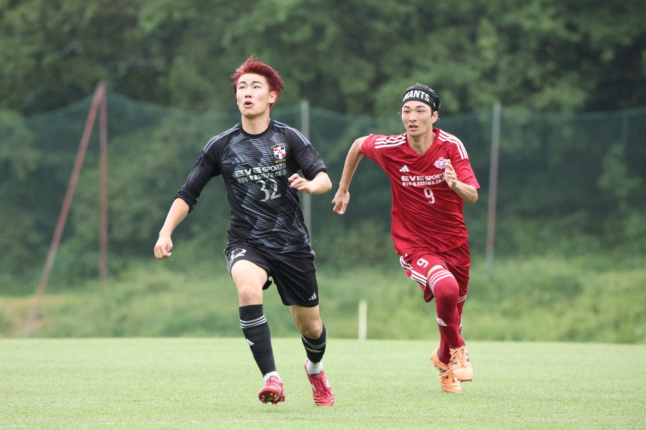 画像 : 4番目の画像 - 【写真】同志社大学三つ葉キッカーズA(黒)と奥ヤマンチェスター夢テッ斗(赤)、早稲田大学HUMAN FC A(水色)とFCもこもこ高幡不動店(黒)が対戦した準決勝(写真◎高野徹) - サッカーマガジンWEB