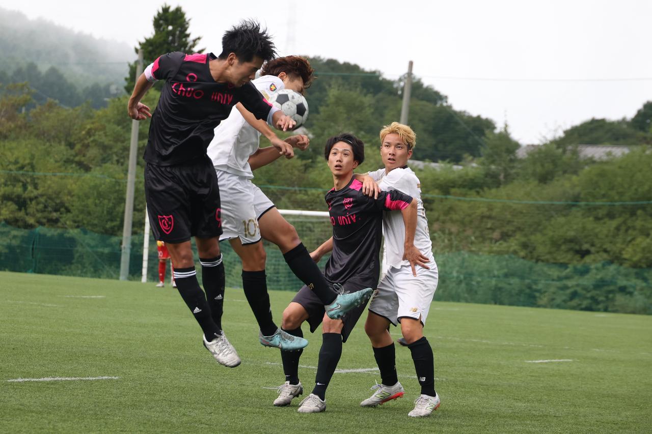 画像 : 22番目の画像 - 【写真】明治学院大学白金FC（白）と同志社大学三ツ葉キッカーズA（黒）、慶應義塾大学理工学部体育会サッカー部B（白）とFCもこもこ高幡不動店（黒）などが対戦した準々決勝（写真◎石倉利英） - サッカーマガジンWEB