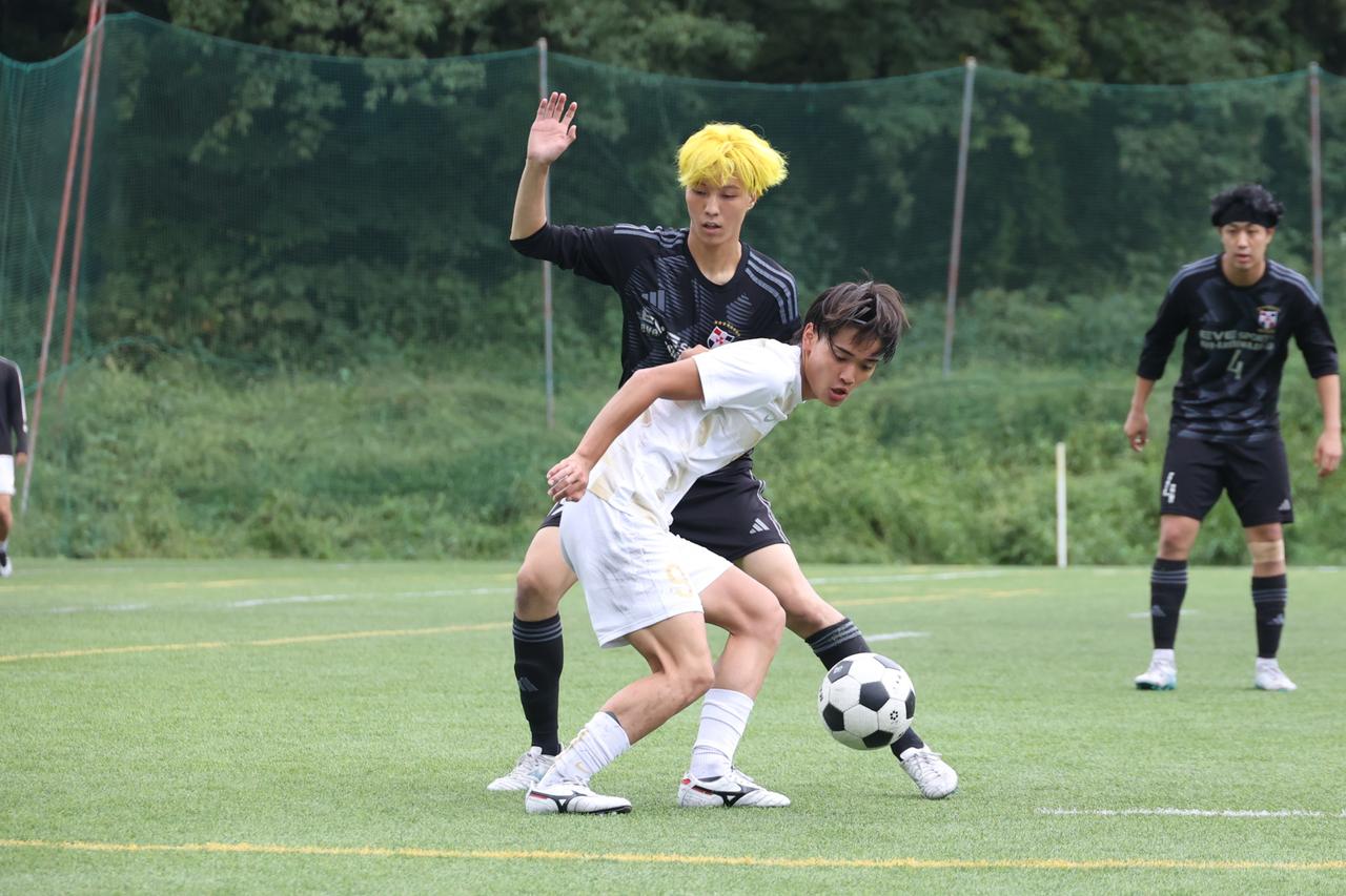 画像 : 10番目の画像 - 【写真】明治学院大学白金FC（白）と同志社大学三ツ葉キッカーズA（黒）、慶應義塾大学理工学部体育会サッカー部B（白）とFCもこもこ高幡不動店（黒）などが対戦した準々決勝（写真◎石倉利英） - サッカーマガジンWEB