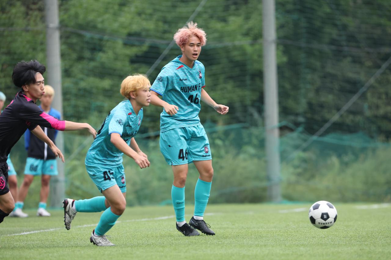 画像 : 13番目の画像 - 【写真】同志社大学三つ葉キッカーズA（黒）と奥ヤマンチェスター夢テッ斗（赤）、早稲田大学HUMAN FC A（水色）とFCもこもこ高幡不動店（黒）が対戦した準決勝（写真◎高野徹） - サッカーマガジンWEB