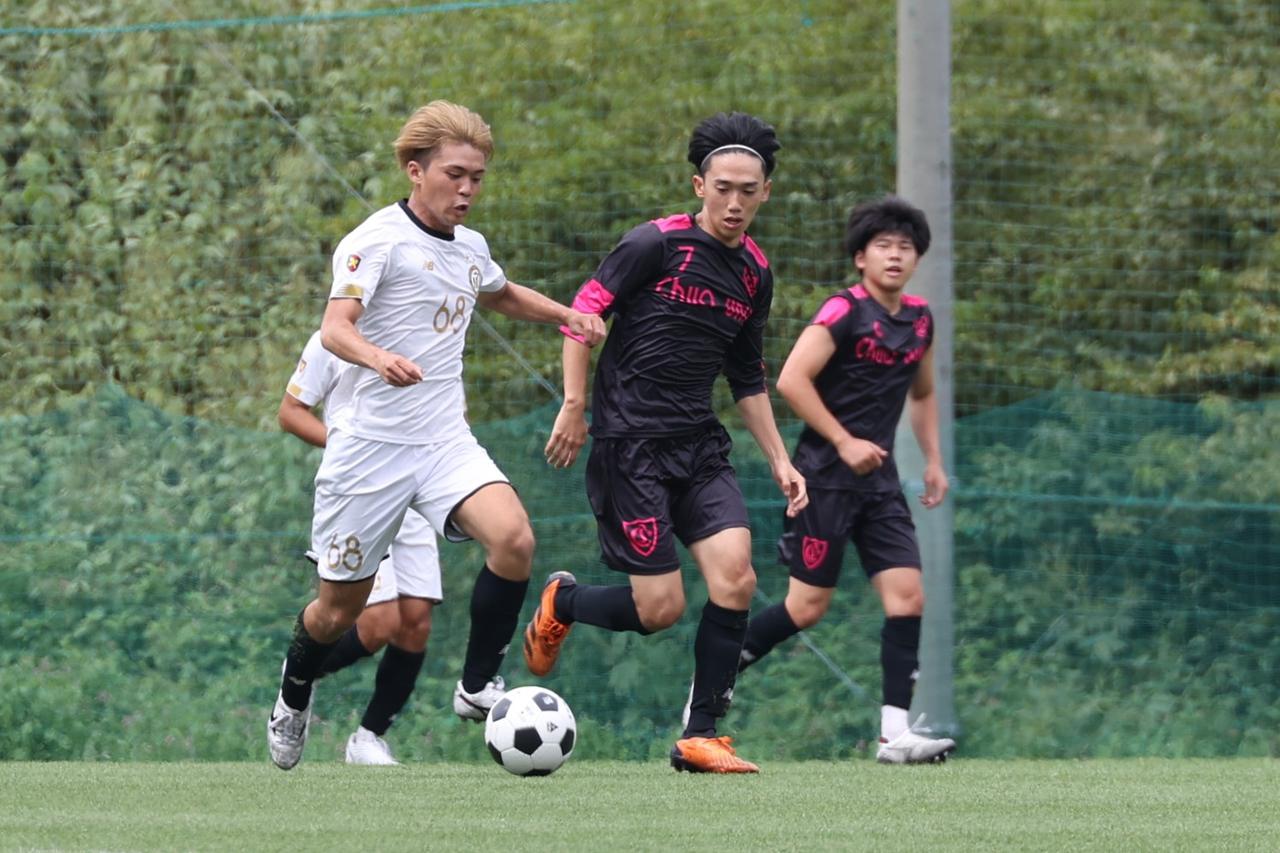 画像 : 19番目の画像 - 【写真】明治学院大学白金FC（白）と同志社大学三ツ葉キッカーズA（黒）、慶應義塾大学理工学部体育会サッカー部B（白）とFCもこもこ高幡不動店（黒）などが対戦した準々決勝（写真◎石倉利英） - サッカーマガジンWEB