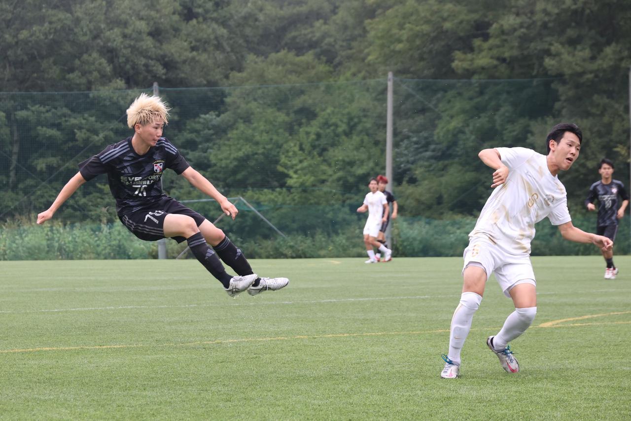 画像 : 6番目の画像 - 【写真】明治学院大学白金FC（白）と同志社大学三ツ葉キッカーズA（黒）、慶應義塾大学理工学部体育会サッカー部B（白）とFCもこもこ高幡不動店（黒）などが対戦した準々決勝（写真◎石倉利英） - サッカーマガジンWEB