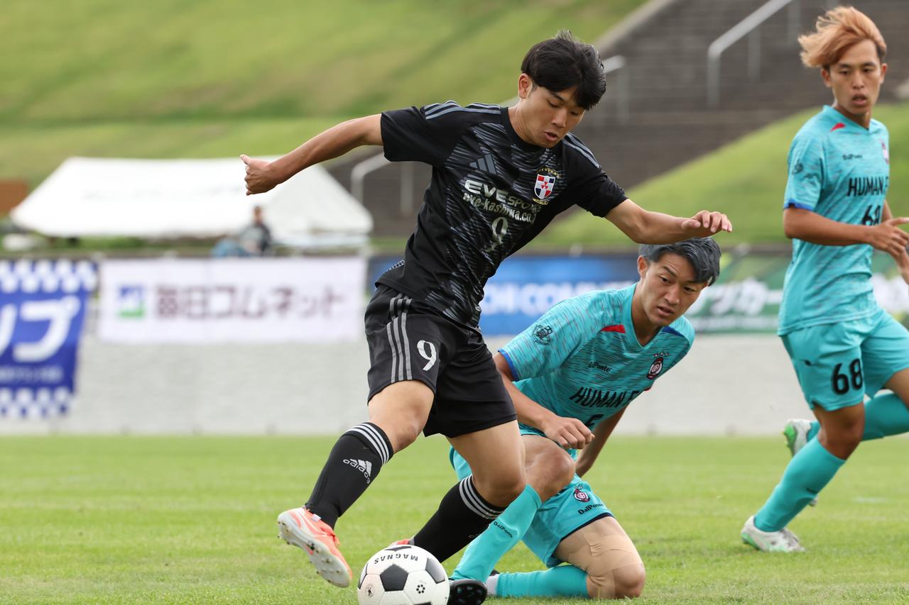 画像 : 2番目の画像 - 【写真】鮮やかな同点ゴールを決めるなど、同志社大学三ツ葉キッカーズの攻撃を引っ張った中（写真◎高野徹） - サッカーマガジンWEB