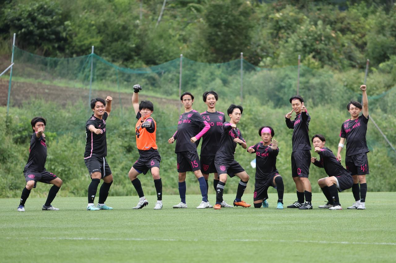 画像 : 15番目の画像 - 【写真】早稲田大学HUMAN FC A（水色）と同志社大学三ツ葉キッカーズA（黒）が対戦した決勝トーナメント決勝と、奥ヤマンチェスター夢テッ斗（白）とFCもこもこ高幡不動店が対戦した3位決定戦（写真◎高野徹、石倉利英） - サッカーマガジンWEB
