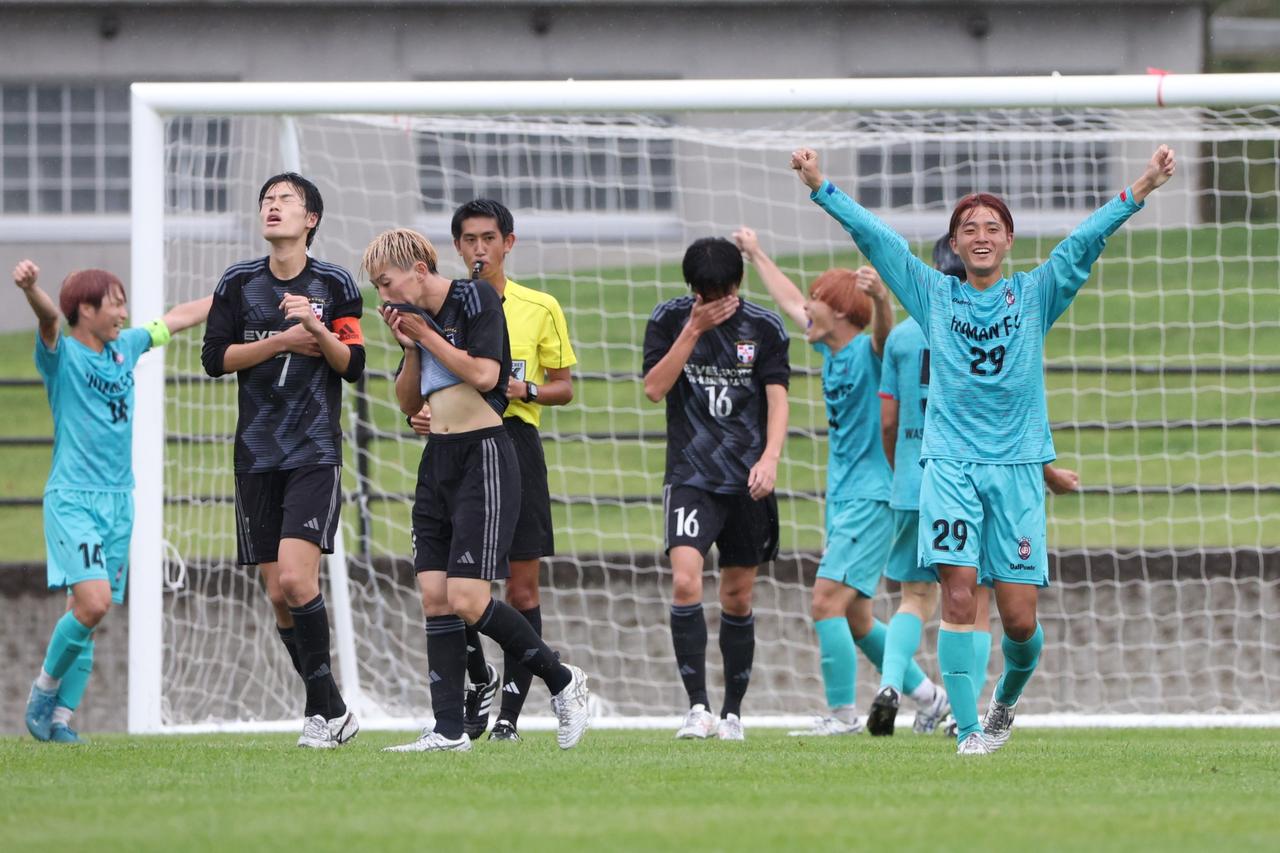 画像 : 13番目の画像 - 【写真】早稲田大学HUMAN FC A(水色)と同志社大学三ツ葉キッカーズA(黒)が対戦した決勝トーナメント決勝と、奥ヤマンチェスター夢テッ斗(白)とFCもこもこ高幡不動店が対戦した3位決定戦(写真◎高野徹、石倉利英) - サッカーマガジンWEB