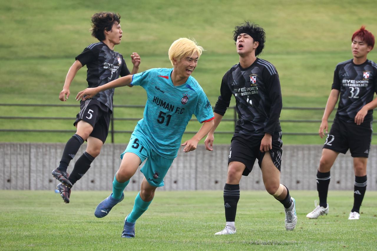 画像 : 4番目の画像 - 【写真】早稲田大学HUMAN FC A(水色)と同志社大学三ツ葉キッカーズA(黒)が対戦した決勝トーナメント決勝と、奥ヤマンチェスター夢テッ斗(白)とFCもこもこ高幡不動店が対戦した3位決定戦(写真◎高野徹、石倉利英) - サッカーマガジンWEB