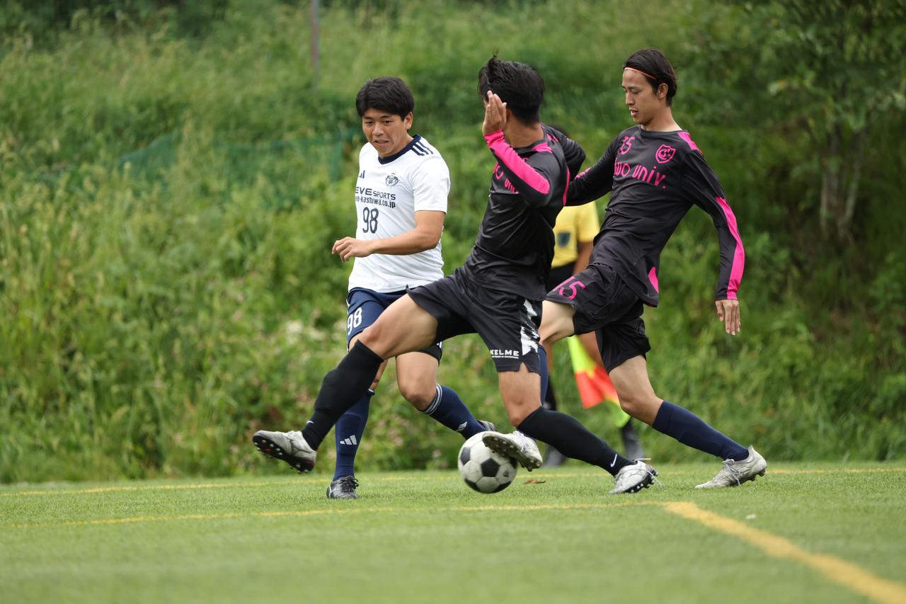 画像 : 17番目の画像 - 【写真】早稲田大学HUMAN FC A(水色)と同志社大学三ツ葉キッカーズA(黒)が対戦した決勝トーナメント決勝と、奥ヤマンチェスター夢テッ斗(白)とFCもこもこ高幡不動店が対戦した3位決定戦(写真◎高野徹、石倉利英) - サッカーマガジンWEB