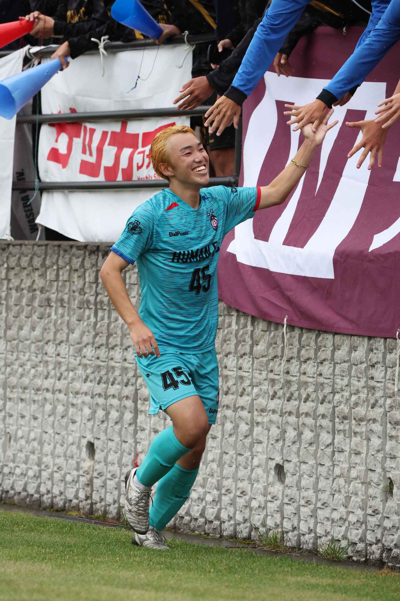 画像 : 6番目の画像 - 【写真】先制点をアシスしト、自ら2点目を決めるなど、早稲田大学HUMAN FC A初優勝に初優勝に大きく貢献した横井。副賞のZIPAIRポイントの贈呈ボードを手に笑顔（写真◎高野徹、石倉利英） - サッカーマガジンWEB