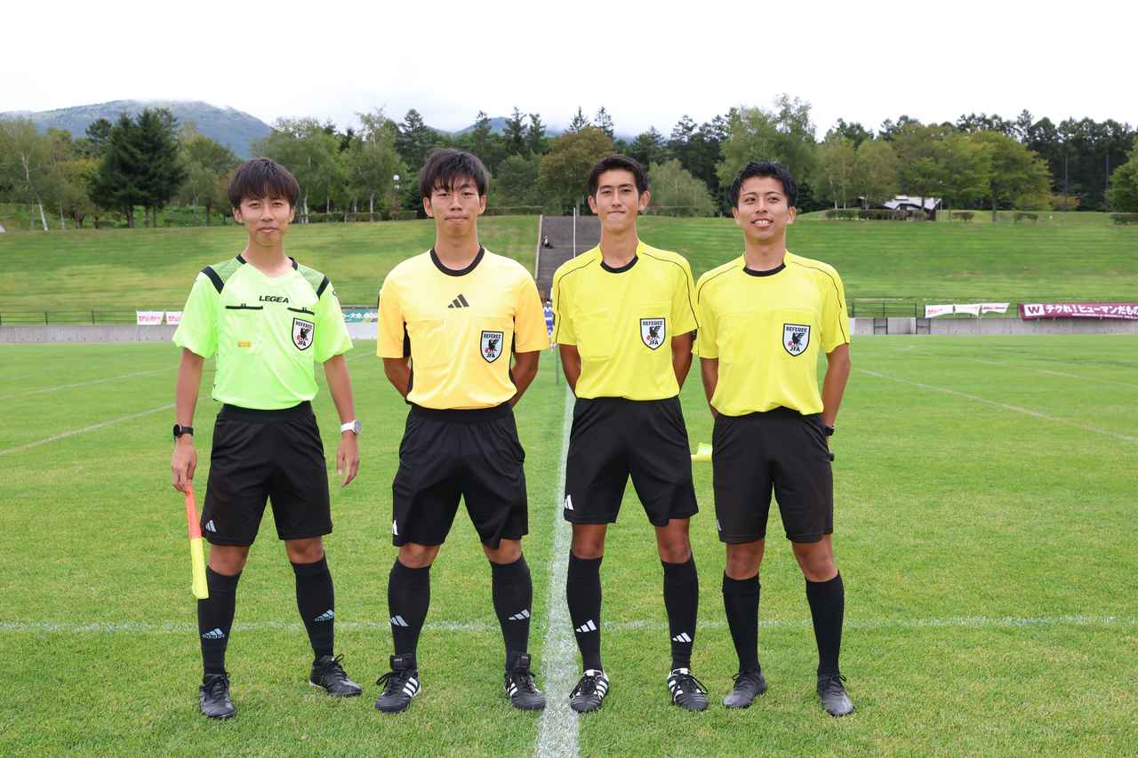 画像 : 1番目の画像 - 【写真】早稲田大学HUMAN FC A（水色）と同志社大学三ツ葉キッカーズA（黒）が対戦した決勝トーナメント決勝と、奥ヤマンチェスター夢テッ斗（白）とFCもこもこ高幡不動店が対戦した3位決定戦（写真◎高野徹、石倉利英） - サッカーマガジンWEB