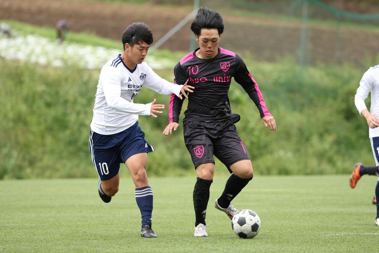 画像 : 24番目の画像 - 【写真】早稲田大学HUMAN FC A（水色）と同志社大学三ツ葉キッカーズA（黒）が対戦した決勝トーナメント決勝と、奥ヤマンチェスター夢テッ斗（白）とFCもこもこ高幡不動店が対戦した3位決定戦（写真◎高野徹、石倉利英） - サッカーマガジンWEB