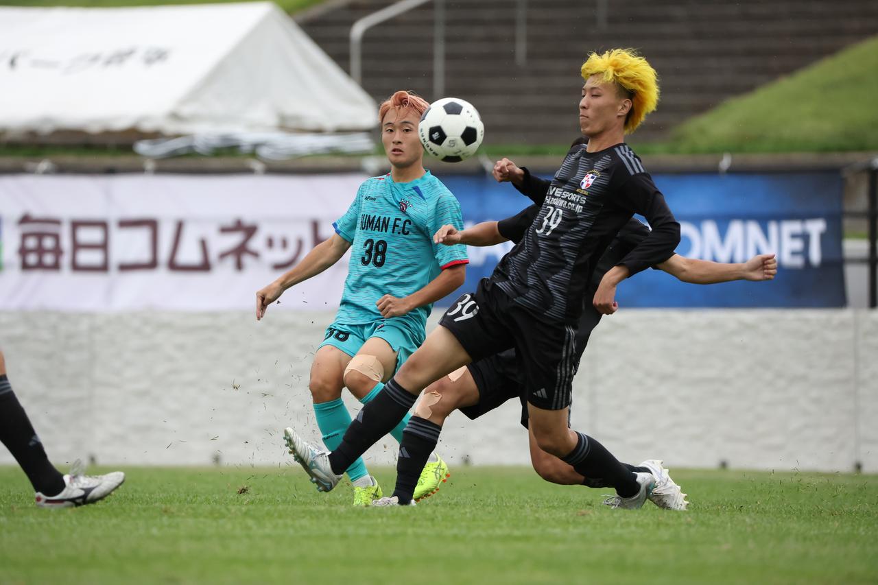 画像 : 6番目の画像 - 【写真】早稲田大学HUMAN FC A(水色)と同志社大学三ツ葉キッカーズA(黒)が対戦した決勝トーナメント決勝と、奥ヤマンチェスター夢テッ斗(白)とFCもこもこ高幡不動店が対戦した3位決定戦(写真◎高野徹、石倉利英) - サッカーマガジンWEB