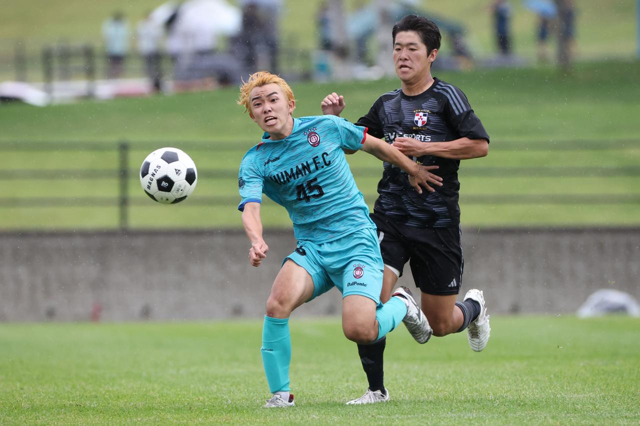 画像 : 4番目の画像 - 【写真】先制点をアシスしト、自ら2点目を決めるなど、早稲田大学HUMAN FC A初優勝に初優勝に大きく貢献した横井。副賞のZIPAIRポイントの贈呈ボードを手に笑顔（写真◎高野徹、石倉利英） - サッカーマガジンWEB