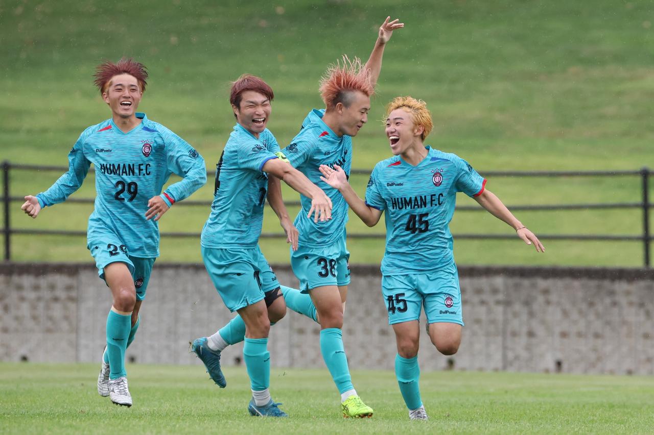 画像 : 10番目の画像 - 【写真】早稲田大学HUMAN FC A(水色)と同志社大学三ツ葉キッカーズA(黒)が対戦した決勝トーナメント決勝と、奥ヤマンチェスター夢テッ斗(白)とFCもこもこ高幡不動店が対戦した3位決定戦(写真◎高野徹、石倉利英) - サッカーマガジンWEB