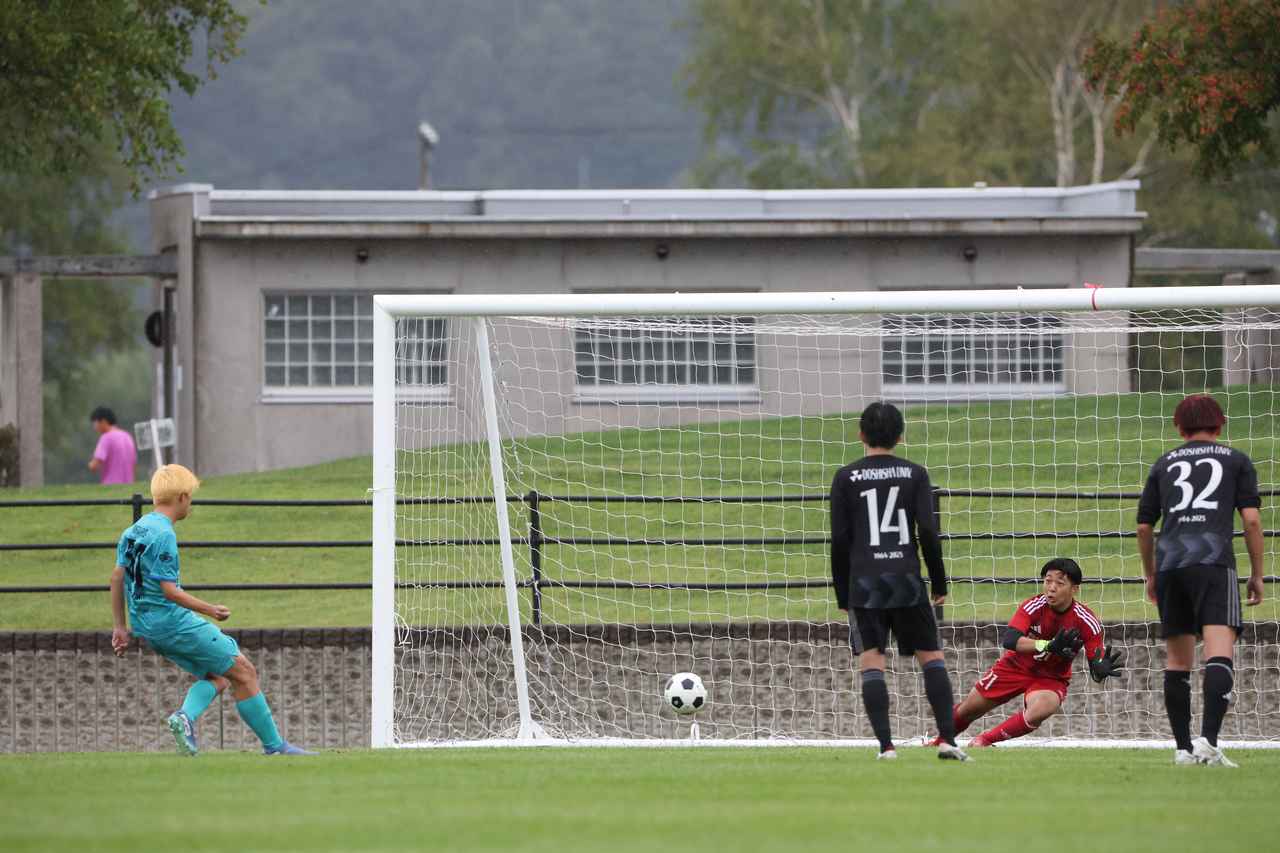 画像 : 9番目の画像 - 【写真】早稲田大学HUMAN FC A（水色）と同志社大学三ツ葉キッカーズA（黒）が対戦した決勝トーナメント決勝と、奥ヤマンチェスター夢テッ斗（白）とFCもこもこ高幡不動店が対戦した3位決定戦（写真◎高野徹、石倉利英） - サッカーマガジンWEB