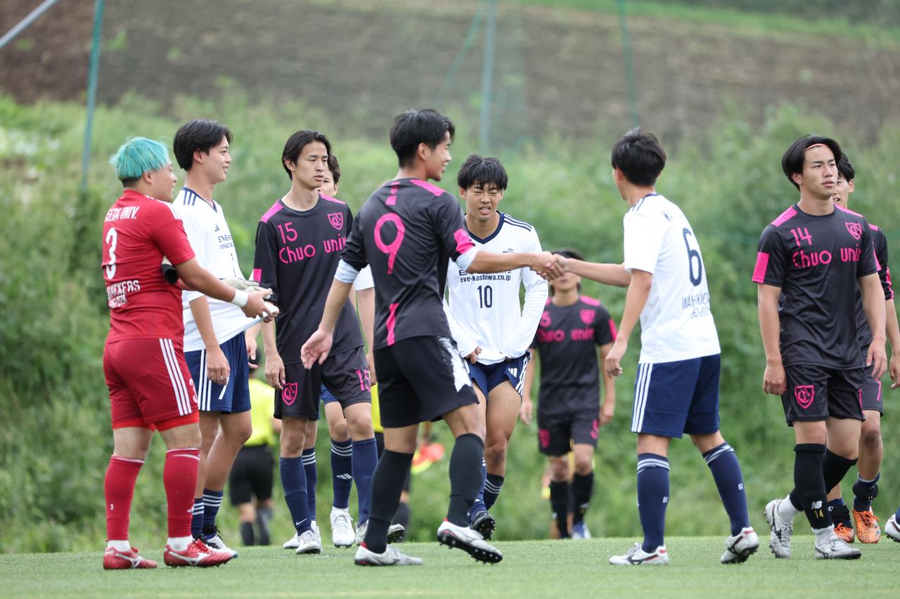 画像 : 25番目の画像 - 【写真】早稲田大学HUMAN FC A（水色）と同志社大学三ツ葉キッカーズA（黒）が対戦した決勝トーナメント決勝と、奥ヤマンチェスター夢テッ斗（白）とFCもこもこ高幡不動店が対戦した3位決定戦（写真◎高野徹、石倉利英） - サッカーマガジンWEB