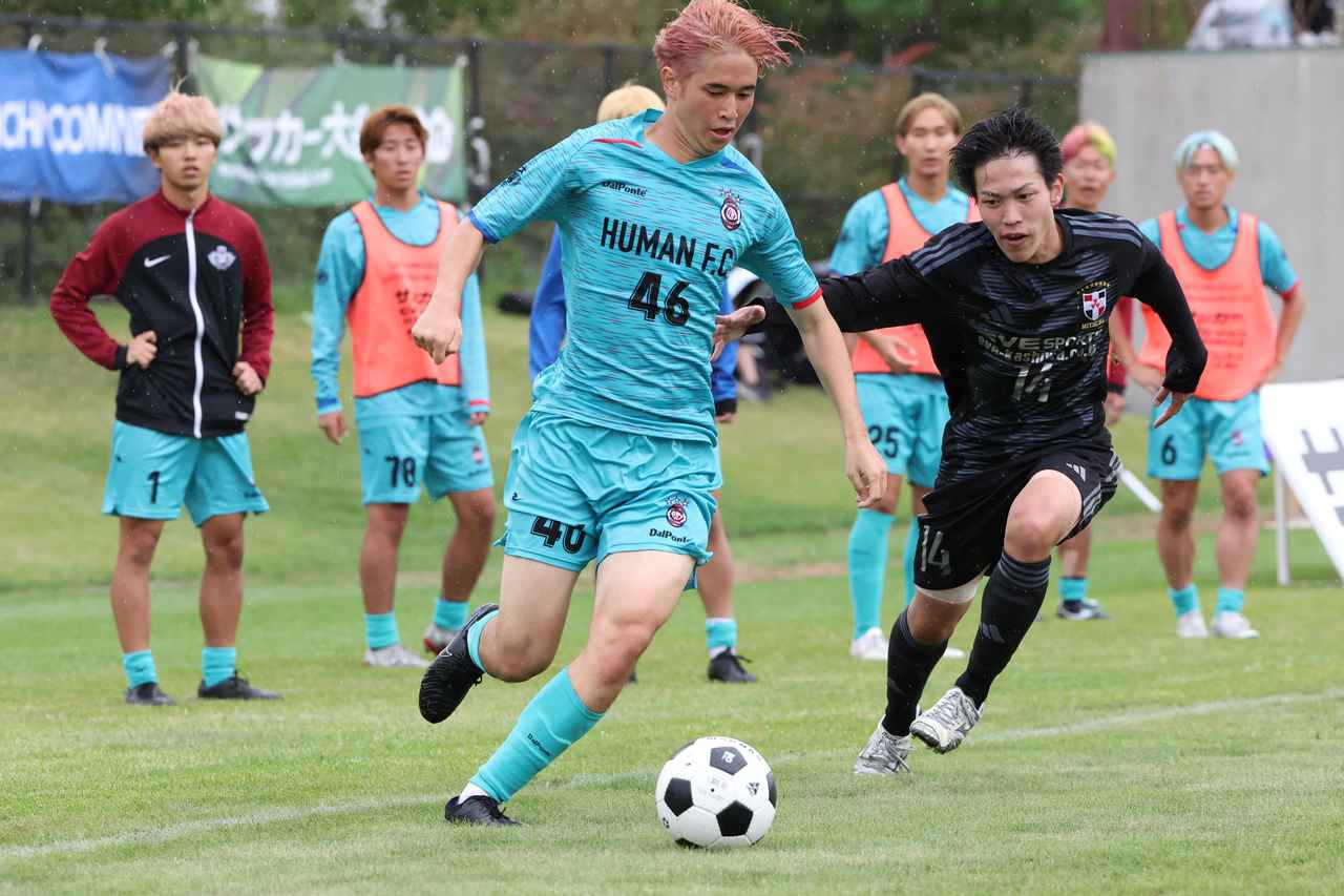 画像 : 8番目の画像 - 【写真】早稲田大学HUMAN FC A（水色）と同志社大学三ツ葉キッカーズA（黒）が対戦した決勝トーナメント決勝と、奥ヤマンチェスター夢テッ斗（白）とFCもこもこ高幡不動店が対戦した3位決定戦（写真◎高野徹、石倉利英） - サッカーマガジンWEB