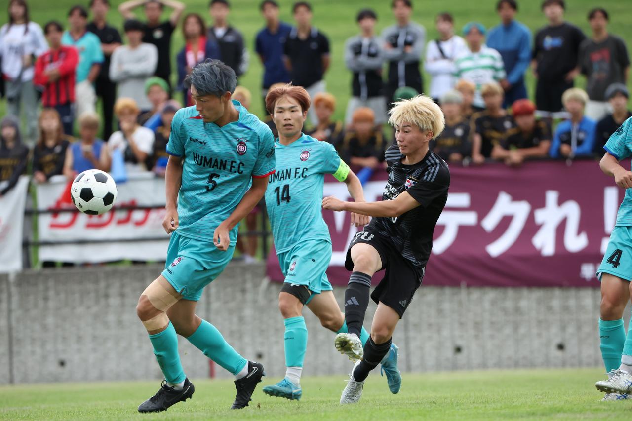 画像 : 2番目の画像 - 【写真】早稲田大学HUMAN FC A（水色）と同志社大学三ツ葉キッカーズA（黒）が対戦した決勝トーナメント決勝と、奥ヤマンチェスター夢テッ斗（白）とFCもこもこ高幡不動店が対戦した3位決定戦（写真◎高野徹、石倉利英） - サッカーマガジンWEB