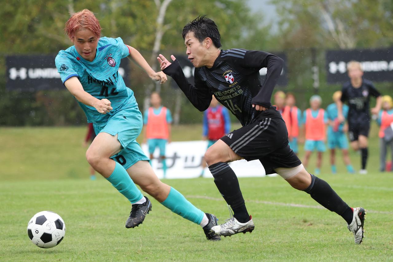 画像 : 12番目の画像 - 【写真】早稲田大学HUMAN FC A(水色)と同志社大学三ツ葉キッカーズA(黒)が対戦した決勝トーナメント決勝と、奥ヤマンチェスター夢テッ斗(白)とFCもこもこ高幡不動店が対戦した3位決定戦(写真◎高野徹、石倉利英) - サッカーマガジンWEB
