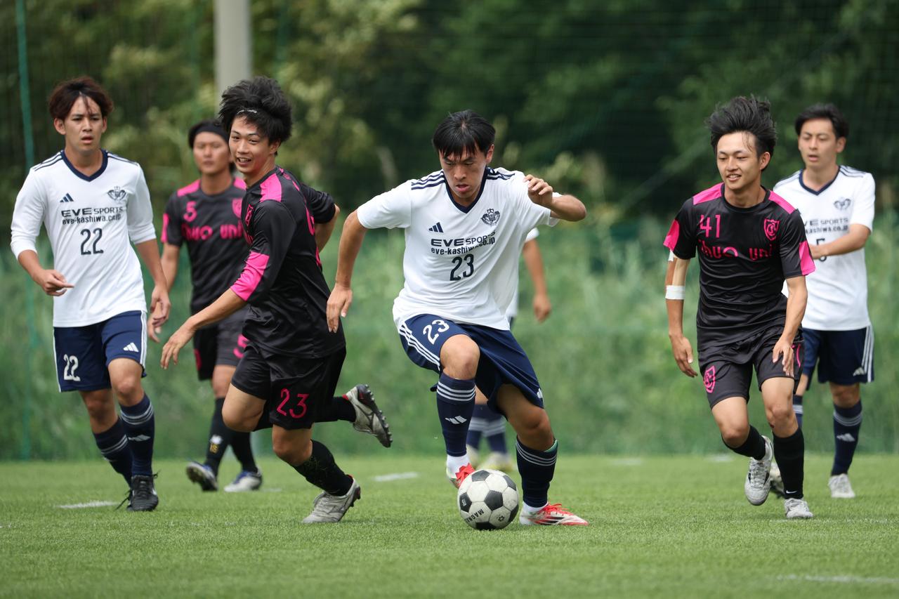 画像 : 19番目の画像 - 【写真】早稲田大学HUMAN FC A（水色）と同志社大学三ツ葉キッカーズA（黒）が対戦した決勝トーナメント決勝と、奥ヤマンチェスター夢テッ斗（白）とFCもこもこ高幡不動店が対戦した3位決定戦（写真◎高野徹、石倉利英） - サッカーマガジンWEB