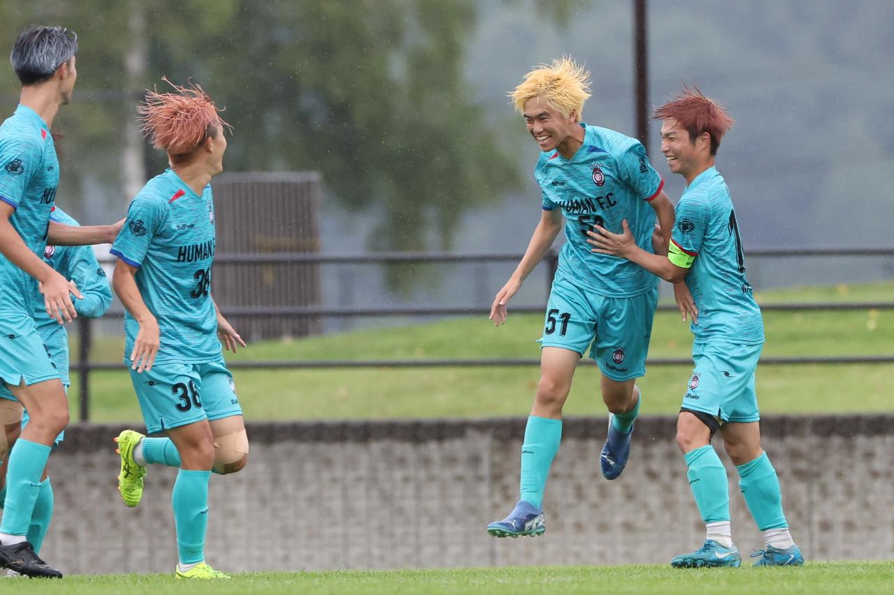 画像 : 11番目の画像 - 【写真】早稲田大学HUMAN FC A（水色）と同志社大学三ツ葉キッカーズA（黒）が対戦した決勝トーナメント決勝と、奥ヤマンチェスター夢テッ斗（白）とFCもこもこ高幡不動店が対戦した3位決定戦（写真◎高野徹、石倉利英） - サッカーマガジンWEB