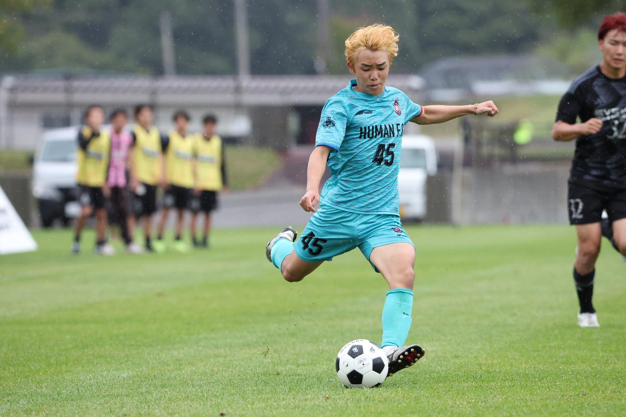 画像 : 3番目の画像 - 【写真】先制点をアシスしト、自ら2点目を決めるなど、早稲田大学HUMAN FC A初優勝に初優勝に大きく貢献した横井。副賞のZIPAIRポイントの贈呈ボードを手に笑顔(写真◎高野徹、石倉利英) - サッカーマガジンWEB