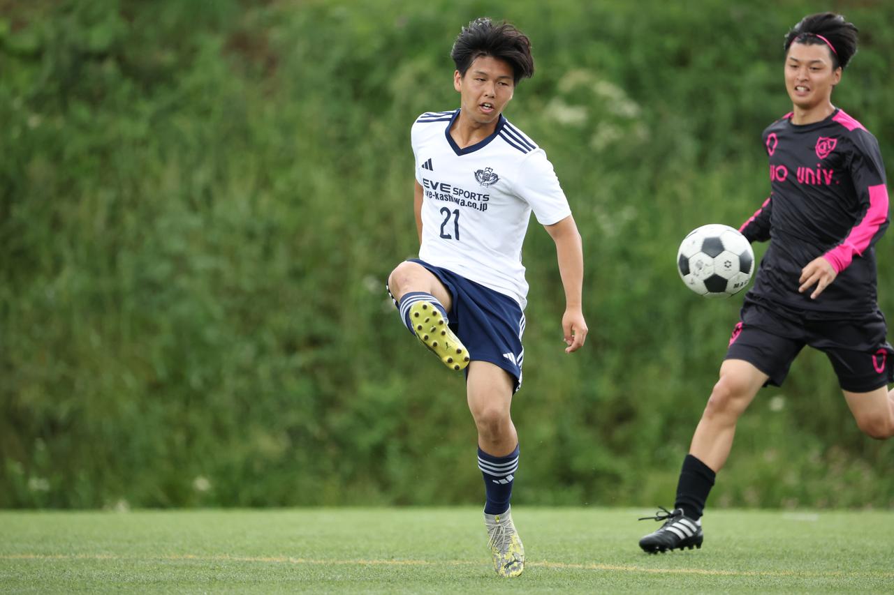 画像 : 22番目の画像 - 【写真】早稲田大学HUMAN FC A（水色）と同志社大学三ツ葉キッカーズA（黒）が対戦した決勝トーナメント決勝と、奥ヤマンチェスター夢テッ斗（白）とFCもこもこ高幡不動店が対戦した3位決定戦（写真◎高野徹、石倉利英） - サッカーマガジンWEB