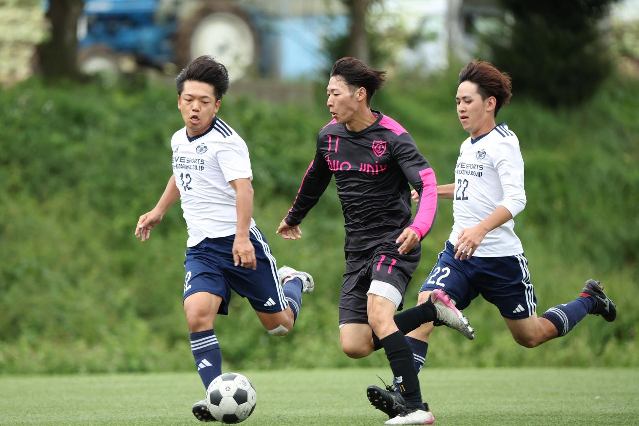 画像 : 23番目の画像 - 【写真】早稲田大学HUMAN FC A（水色）と同志社大学三ツ葉キッカーズA（黒）が対戦した決勝トーナメント決勝と、奥ヤマンチェスター夢テッ斗（白）とFCもこもこ高幡不動店が対戦した3位決定戦（写真◎高野徹、石倉利英） - サッカーマガジンWEB