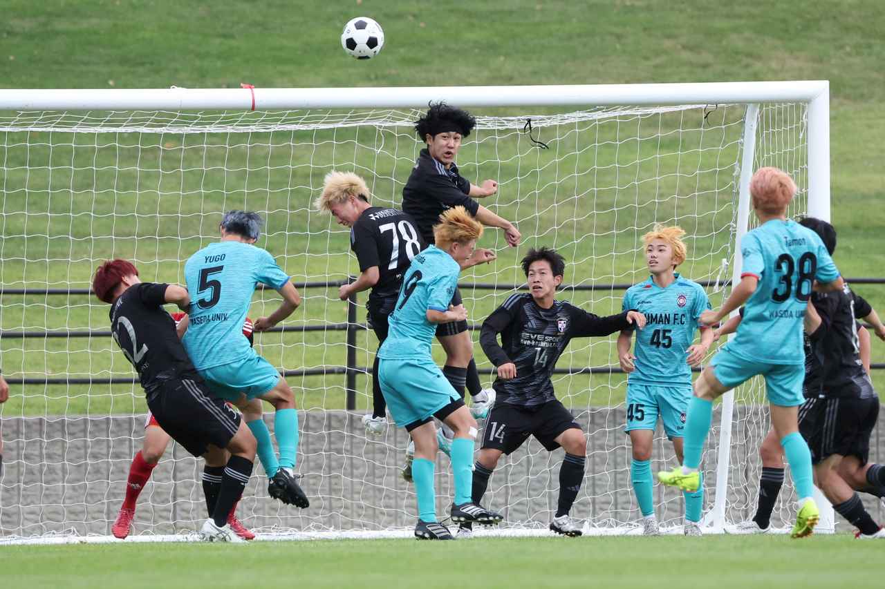 画像 : 3番目の画像 - 【写真】早稲田大学HUMAN FC A（水色）と同志社大学三ツ葉キッカーズA（黒）が対戦した決勝トーナメント決勝と、奥ヤマンチェスター夢テッ斗（白）とFCもこもこ高幡不動店が対戦した3位決定戦（写真◎高野徹、石倉利英） - サッカーマガジンWEB