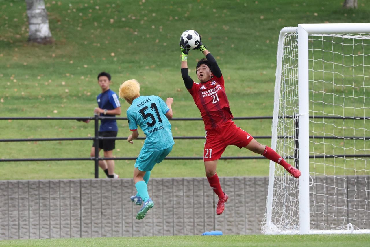 画像 : 5番目の画像 - 【写真】早稲田大学HUMAN FC A（水色）と同志社大学三ツ葉キッカーズA（黒）が対戦した決勝トーナメント決勝と、奥ヤマンチェスター夢テッ斗（白）とFCもこもこ高幡不動店が対戦した3位決定戦（写真◎高野徹、石倉利英） - サッカーマガジンWEB