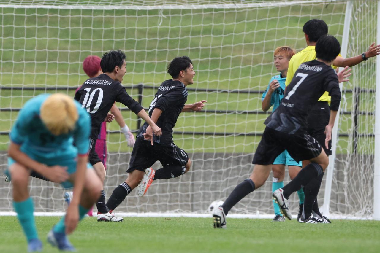 画像 : 4番目の画像 - 【写真】鮮やかな同点ゴールを決めるなど、同志社大学三ツ葉キッカーズの攻撃を引っ張った中(写真◎高野徹) - サッカーマガジンWEB