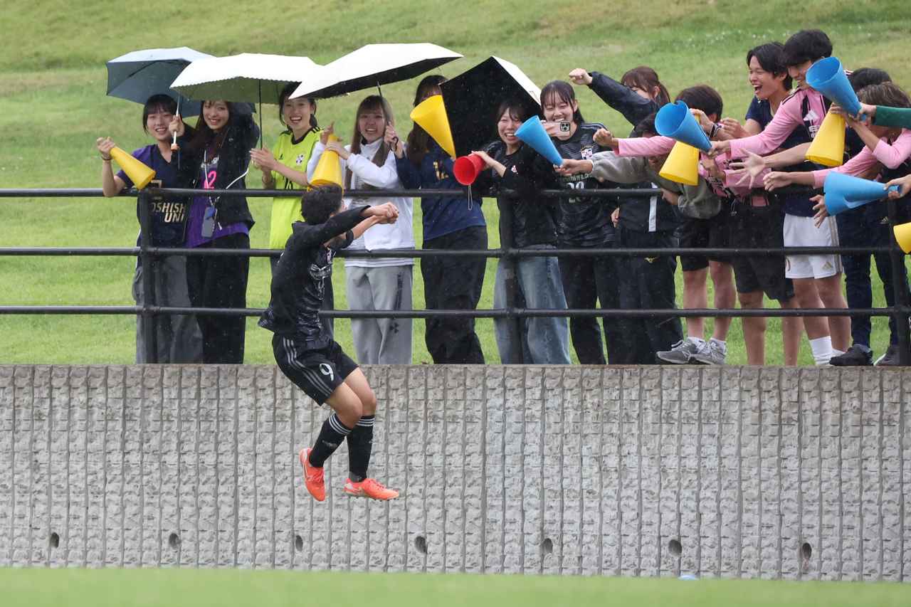 画像 : 7番目の画像 - 【写真】早稲田大学HUMAN FC A(水色)と同志社大学三ツ葉キッカーズA(黒)が対戦した決勝トーナメント決勝と、奥ヤマンチェスター夢テッ斗(白)とFCもこもこ高幡不動店が対戦した3位決定戦(写真◎高野徹、石倉利英) - サッカーマガジンWEB