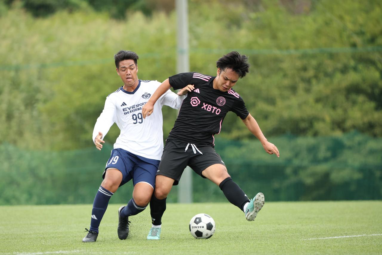 画像 : 21番目の画像 - 【写真】早稲田大学HUMAN FC A（水色）と同志社大学三ツ葉キッカーズA（黒）が対戦した決勝トーナメント決勝と、奥ヤマンチェスター夢テッ斗（白）とFCもこもこ高幡不動店が対戦した3位決定戦（写真◎高野徹、石倉利英） - サッカーマガジンWEB