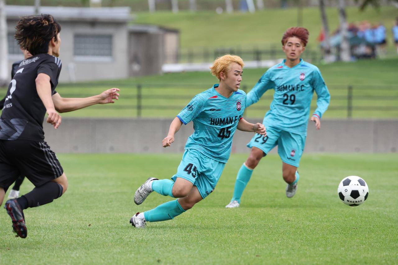 画像 : 2番目の画像 - 【写真】先制点をアシスしト、自ら2点目を決めるなど、早稲田大学HUMAN FC A初優勝に初優勝に大きく貢献した横井。副賞のZIPAIRポイントの贈呈ボードを手に笑顔（写真◎高野徹、石倉利英） - サッカーマガジンWEB