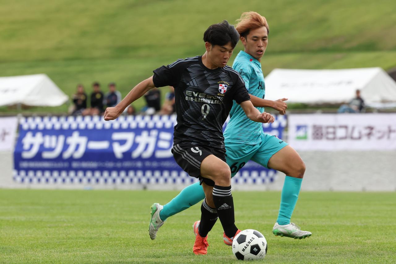 画像 : 1番目の画像 - 【写真】鮮やかな同点ゴールを決めるなど、同志社大学三ツ葉キッカーズの攻撃を引っ張った中（写真◎高野徹） - サッカーマガジンWEB