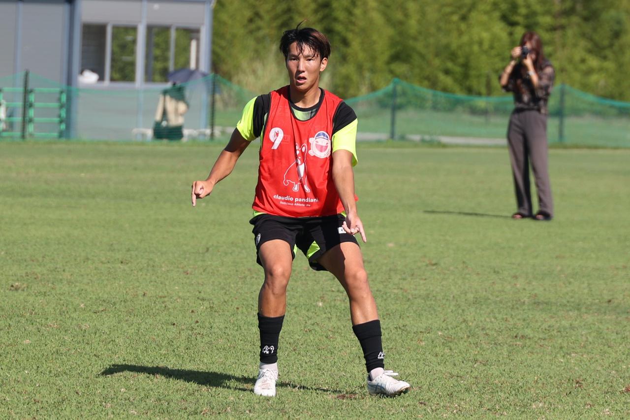 画像 : 2番目の画像 - 【写真】愛媛FCからの育成型期限付き移籍で加入し、鳥取デビューに向けて練習を重ねる舩橋（写真◎石倉利英） - サッカーマガジンWEB