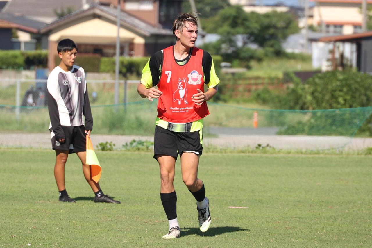画像 : 1番目の画像 - 【写真】チームに合流して新天地で練習を重ねるショーン。2回目のJ3クラブへの育成型期限付き移籍となる（写真◎石倉利英） - サッカーマガジンWEB