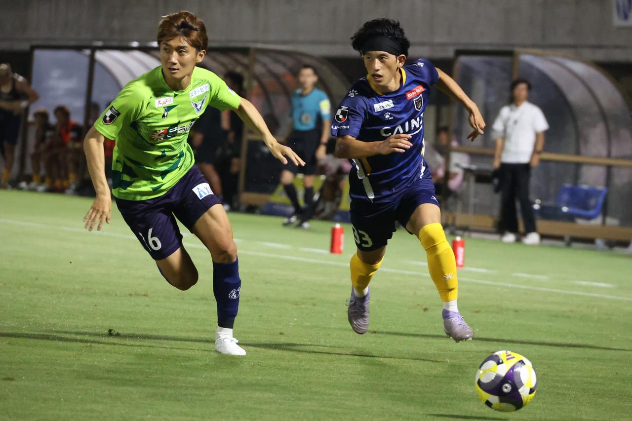 画像 : 3番目の画像 - 【写真】雨が激しく降る時間帯もあった一戦。鳥取が後半の3得点で5試合ぶりの勝利を収めた（写真◎石倉利英） - サッカーマガジンWEB