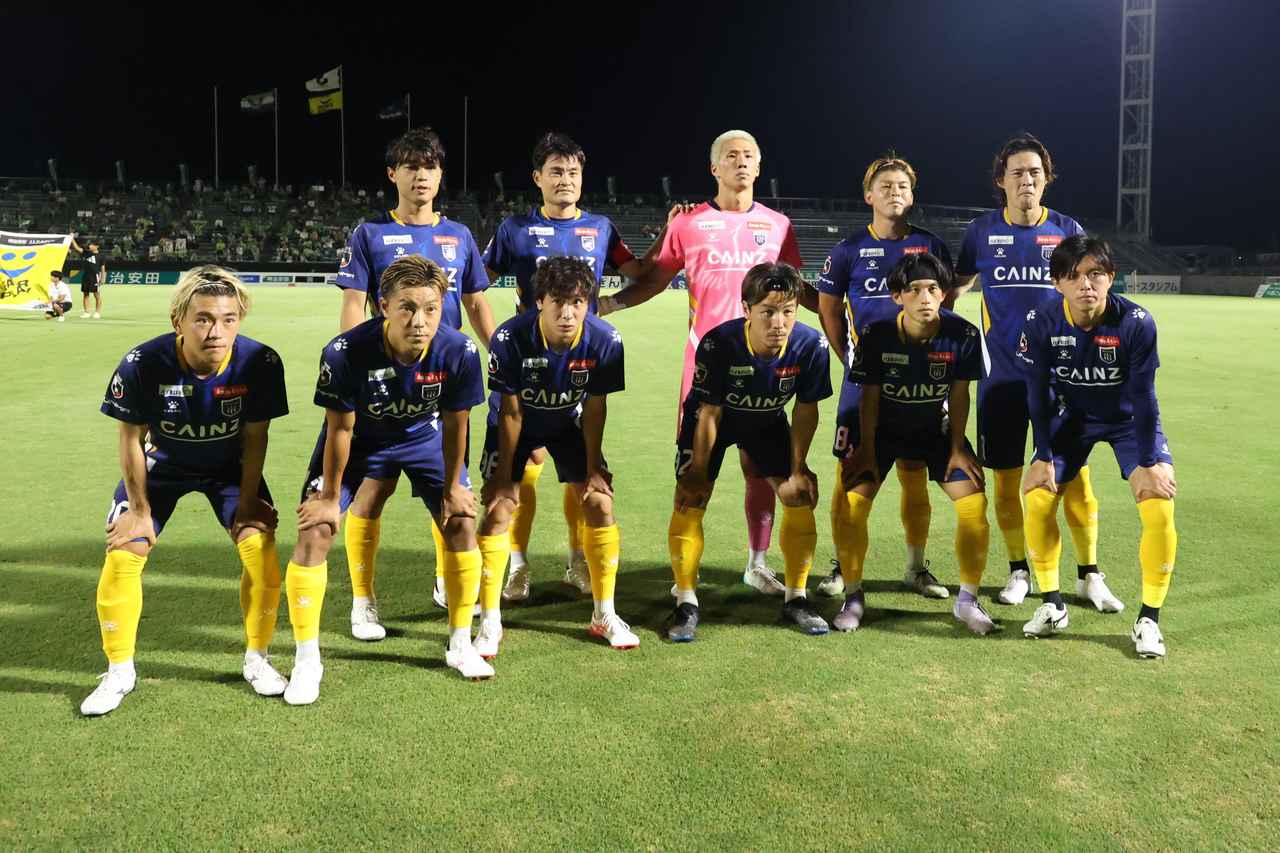 画像 : 1番目の画像 - 【写真】雨が激しく降る時間帯もあった一戦。鳥取が後半の3得点で5試合ぶりの勝利を収めた（写真◎石倉利英） - サッカーマガジンWEB